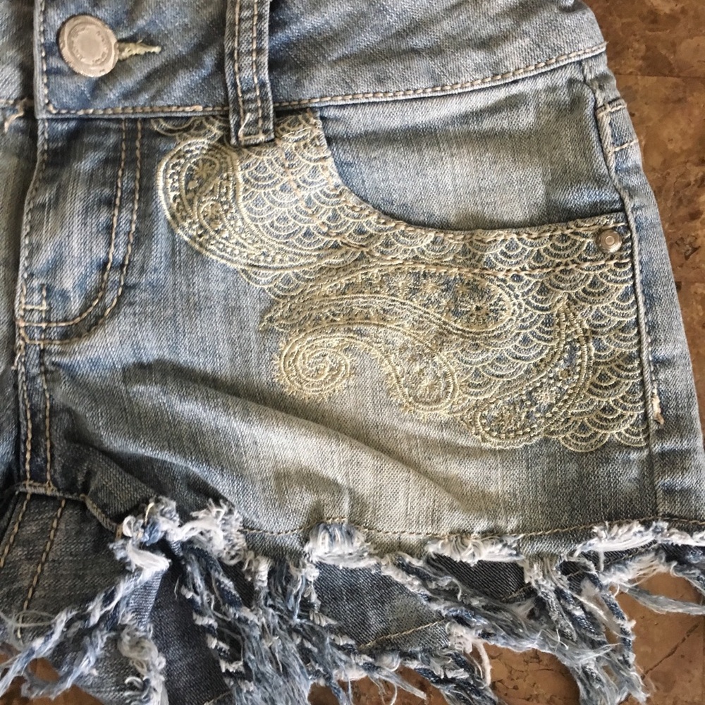 Short shorts - Picture 2 of 4